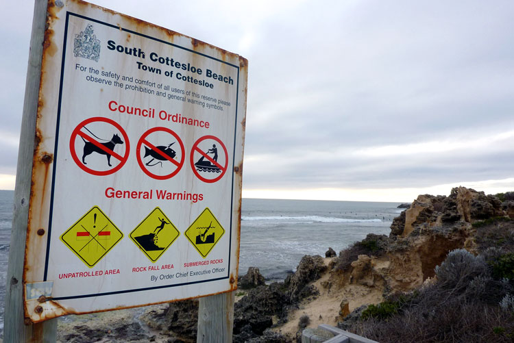 Warnschilder am Strand bei Perth, Western Australia